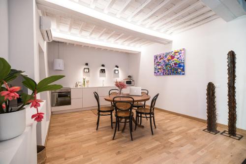 a kitchen and dining room with a table and chairs at SaliScendi in Pietrasanta