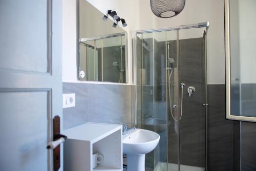a bathroom with a glass shower and a sink at 2 camere fronte Ospedale - Centro e Mare a piedi in Pescara