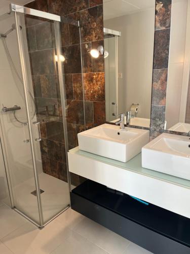 a bathroom with a sink and a shower at Casa Laguna Torrevieja in Torrevieja