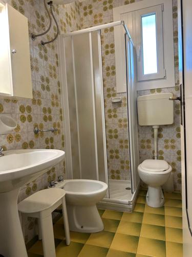 a bathroom with a toilet and a sink and a shower at CORALLO 31 con Piscina in Lido delle Nazioni