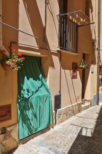 a green covering on the side of a building at Casa Vacanza Nì Rosa in Cefalù