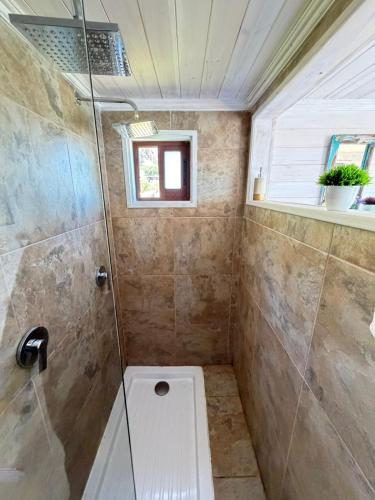 a small bathroom with a shower and a toilet at Tinaja en la playa para 2 in Matanzas