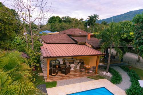 an overhead view of a house with a pool at Villa Rosalía con Piscina Climatizada in Jarabacoa