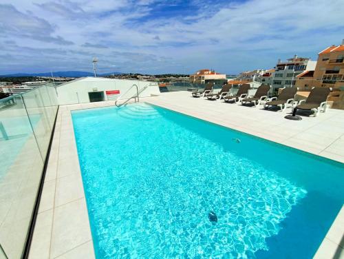 Rooftop pool & Luxury apartment