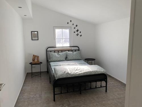 a bedroom with a bed and a window at Hyggehus in Warnitz