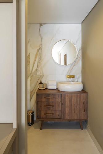 a bathroom with a sink and a mirror at Recanto de Passos - Amarante in Amarante