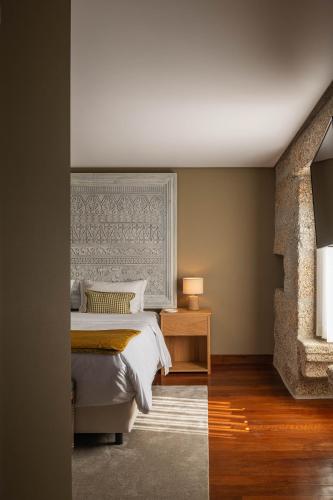 a bedroom with a bed and a window at Recanto de Passos - Amarante in Amarante