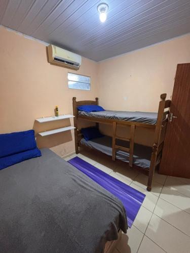 a room with two bunk beds and a window at Casa de temporada 08 Pessoas PISCINA LAZER Entretenimento pra família in João Pessoa