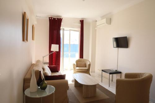 Cannes - Croisette - Direct facing Palais des Festivales - ID709 Square9