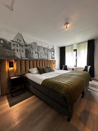 een slaapkamer met een groot bed en een schilderij aan de muur bij Hotel Wapen van Delden in Delden