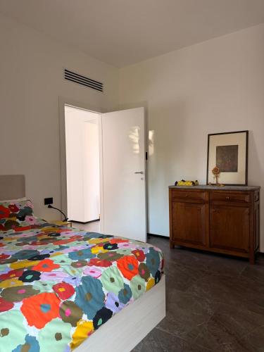 a bedroom with a bed and a dresser at Casa Anna - Paderno-H SanCarlo-Rho Fiera-Niguarda in Paderno Dugnano