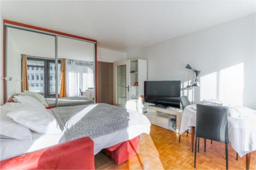 Perfect Appart Living-Staying in Paris - Sun & Eiffel Tower