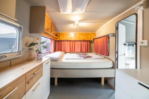 Camping Italia 90 Caravans