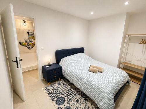 a bedroom with a bed and a cross on the wall at Charmant 3 pièces avec terrasse, vue mer et parking à Vence in Vence