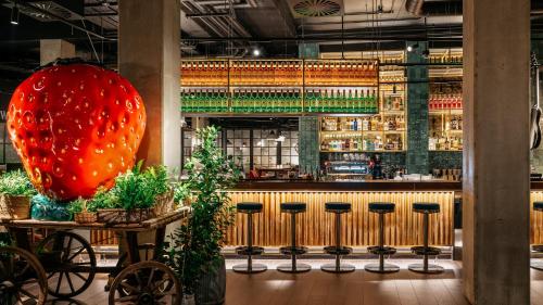ein Restaurant mit einem großen roten Apfel an der Bar in der Unterkunft Ruby Molly Hotel Dublin by IHG in Dublin