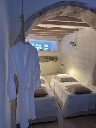 two twin beds in a room with a ceiling at Dar Bibine in Erriadh