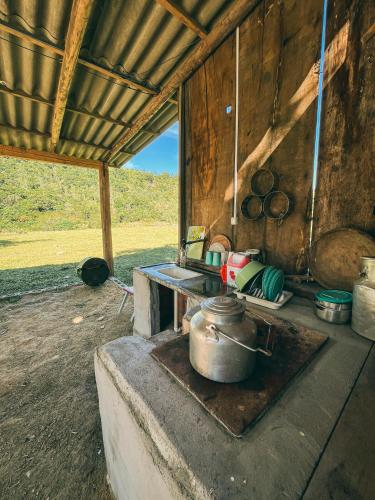a kitchen with a large pot on a stove at Camping Rio do Rastro in Lauro Müller