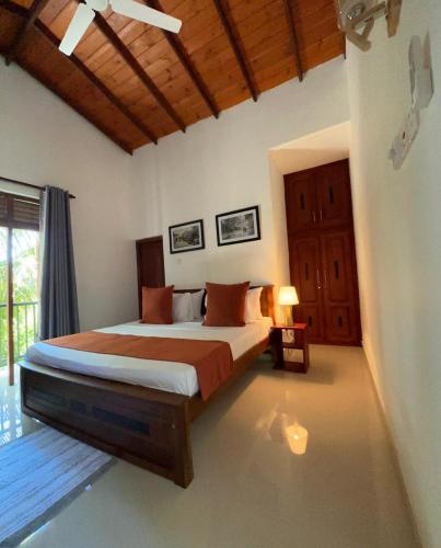 a bedroom with a large bed in a room at Hamilton Breeze villa in Pamunugama