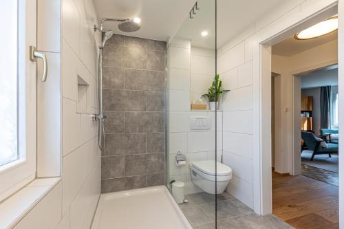 a bathroom with a shower and a toilet at Modernes Ferienhaus Dornbirn mit 2 Schlafzimmern 2 Bädern nahe Bodensee & Bregenzerwald in Dornbirn