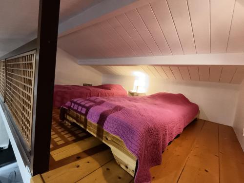 una camera da letto con due letti in mansarda di Danae 2 a Saint-Martin-de-Ré