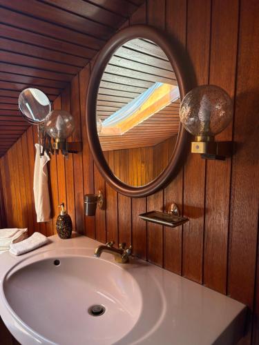 a bathroom with a sink and a mirror at Lakehouse Nour in Bell