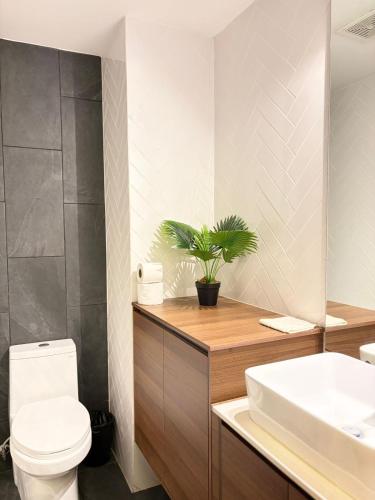 a bathroom with a toilet and a sink at Eon 2 - Apartamento en edificio con piscina in Estación Pamplona