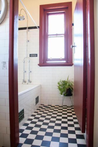 ein Badezimmer mit schwarz-weiß kariertem Boden in der Unterkunft The Gladdy in Stockton