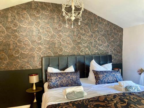 a bedroom with a bed with blue and white pillows at Das Ferienhaus mit Aussicht in Pirna