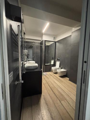a bathroom with two sinks and two toilets at Lake Home in Marta