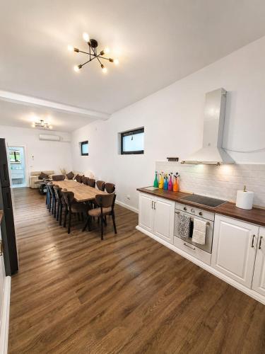 a kitchen and dining room with a table and a dining room at BlueMaria in Eşelniţa