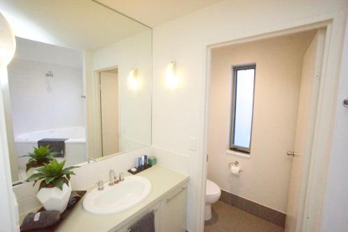 Lorne Beachfront Accommodationにあるバスルーム