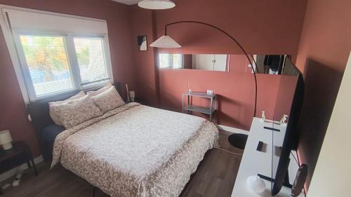 a small bedroom with a bed and a lamp at Casa Tropical in Costa de Antigua