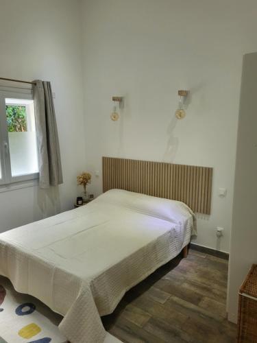 a bedroom with a large bed in a room at Maison à la campagne in Tourves