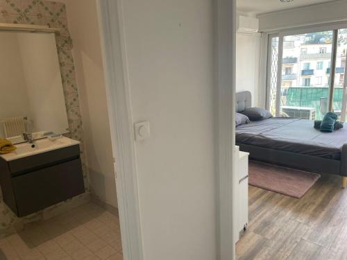 Room with Private Bathroom & WC , Balcony & Air Conditioning - Nice Centre, 5 min from Sea & Promenade