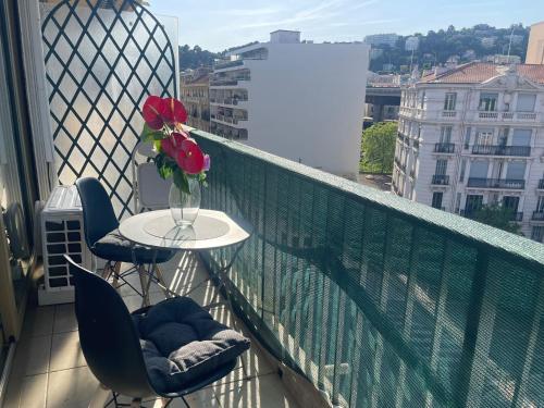Room with Private Bathroom & WC , Balcony & Air Conditioning - Nice Centre, 5 min from Sea & Promenade