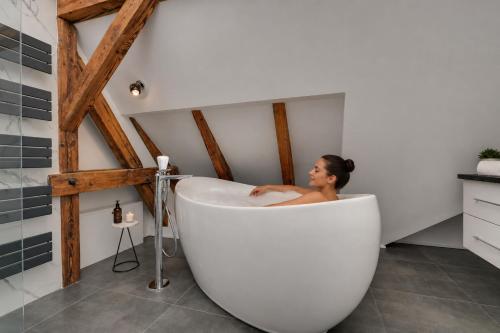 Skylight Loft - Przestronny Apartament z wanną i parkingiem by Lion Apartments Sopot