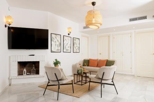 MARBELLA BANUS SUITES - Nueva Andalucia, 3BR- 2BR Flat, Bright Outdoor Terrace with Direct Views of the Garden & Pool, Ideal for families with children, Super at the Door