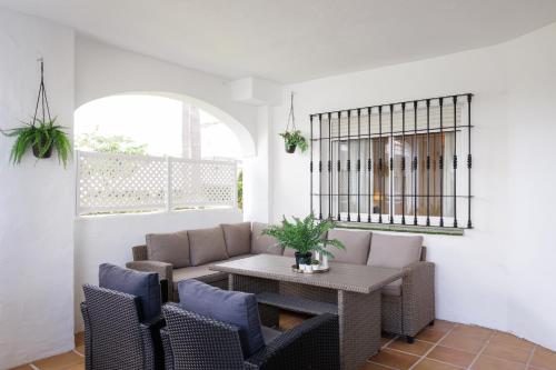 MARBELLA BANUS SUITES - Nueva Andalucia, 3BR- 2BR Flat, Bright Outdoor Terrace with Direct Views of the Garden & Pool, Ideal for families with children, Super at the Door