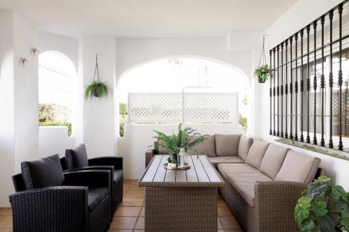 MARBELLA BANUS SUITES - Nueva Andalucia, 3BR- 2BR Flat, Bright Outdoor Terrace with Direct Views of the Garden & Pool, Ideal for families with children, Super at the Door