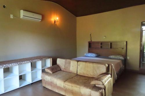 a living room with a couch and a bed at Amanecer del Monday in Puerto Presidente Franco