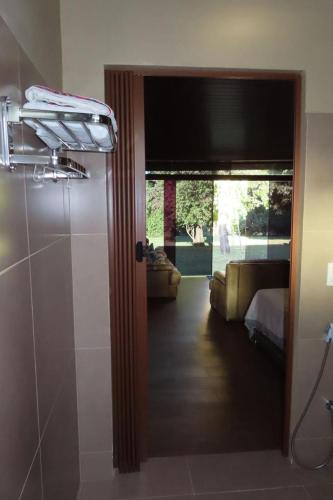 a room with a room with a bed and a television at Amanecer del Monday in Puerto Presidente Franco