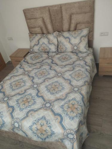 a bedroom with a bed with a quilt on it at Perla m'diq in M'diq