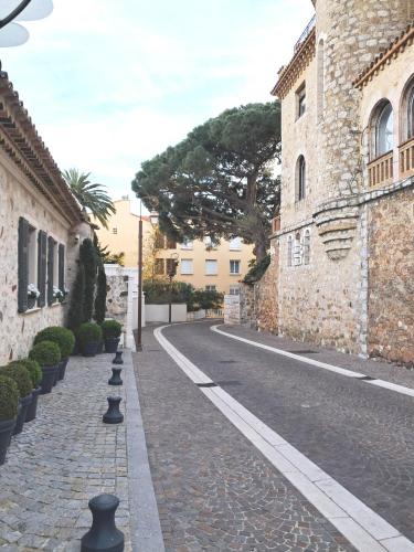 Charming Old Town Apartment Near Palais des Festivals