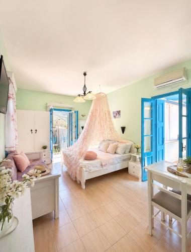 ein Schlafzimmer mit einem Bett mit Moskitonetz in der Unterkunft Sevasti Studios in Panormos Kalymnos