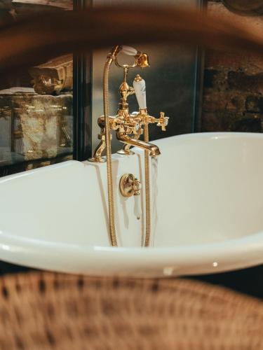 a cross on top of a white bath tub at Al Silter in Capriate San Gervasio