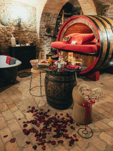 a room with a bed in a wine barrel at Al Silter in Capriate San Gervasio