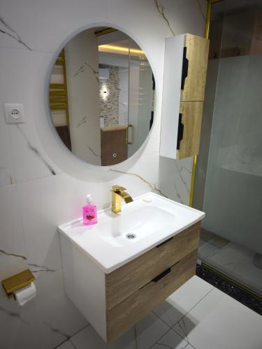 a bathroom with a sink and a mirror at studio moderne in Tizi Ouzou