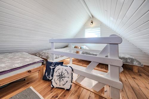 a room with a bed and stairs in a tiny house at Nowoczesny domek z klimatyzacją i tarasem, blisko plaży Stegna House in Stegna