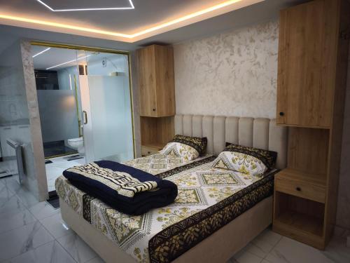 a bedroom with a bed and a mirror at studio moderne in Tizi Ouzou
