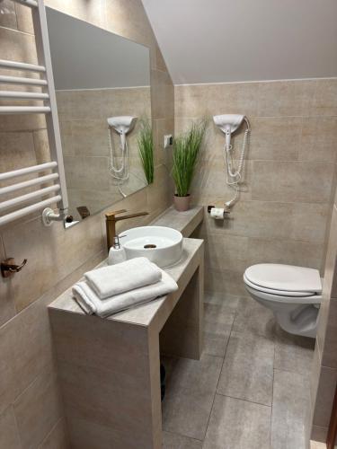 a bathroom with a sink and a toilet at Mierzeja Bliss Point - Basen, Parking, Grill in Sztutowo